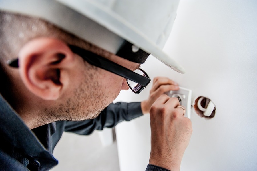 Reparar o reemplazar elementos de un sistema eléctrico