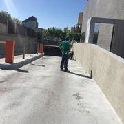 Desbaste de muro de hormigón.