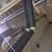 Redes HVAC en cielo técnico con aislamiento térmico