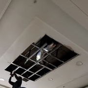 El antes de la reparación de cielo en centro comercial