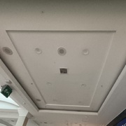 trabajo finalizado de reparación de cielo en centro comercial