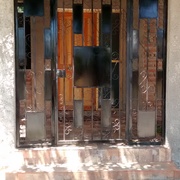 Portico de fierro con figuras de fierro artesanal