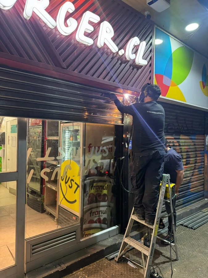 Reparación y mantención de cortinas metálicas en Santiago