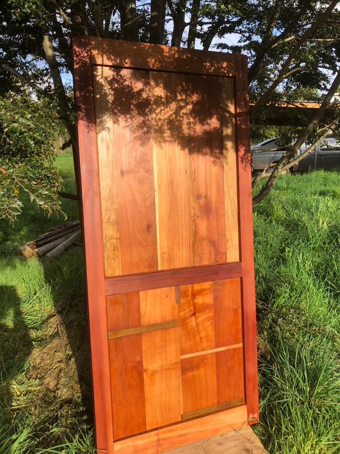 puerta corredera bastidor en 3" de espesor en roble y tableros flotantes en rauli y otros