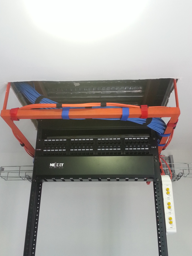 Rack de Piso 48u para Fibra Optica y UTP Sala de Video