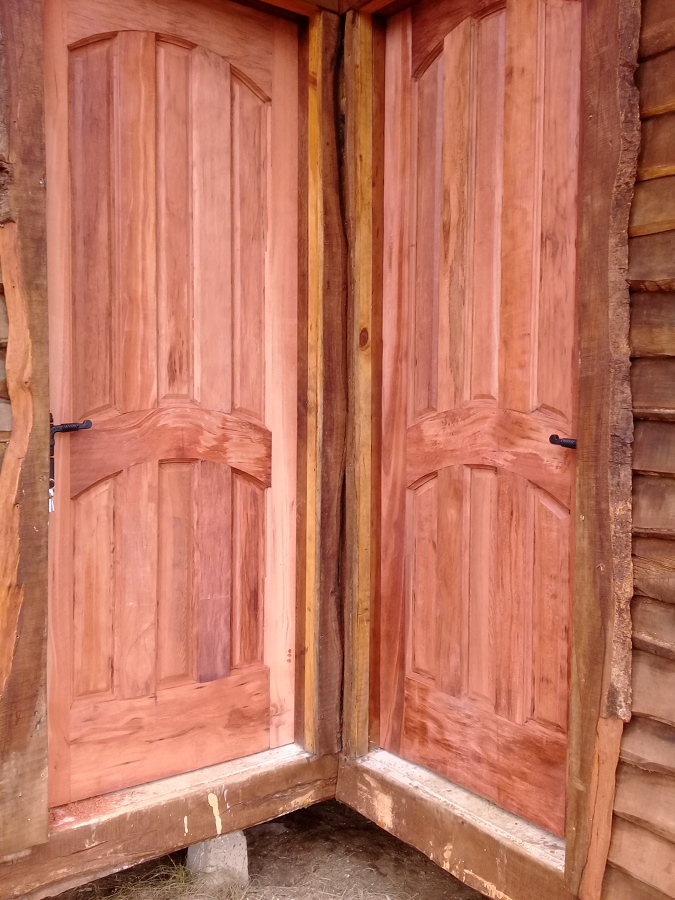 Instalacion de puertas de alerce