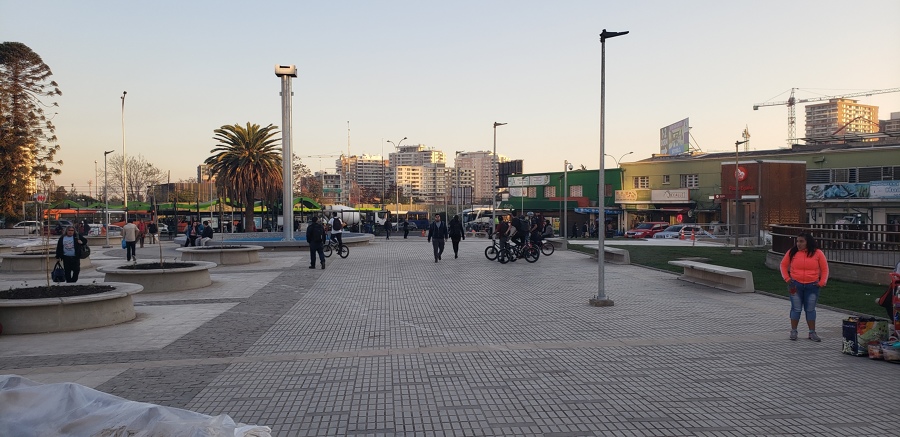Exteriores metro plaza egaña