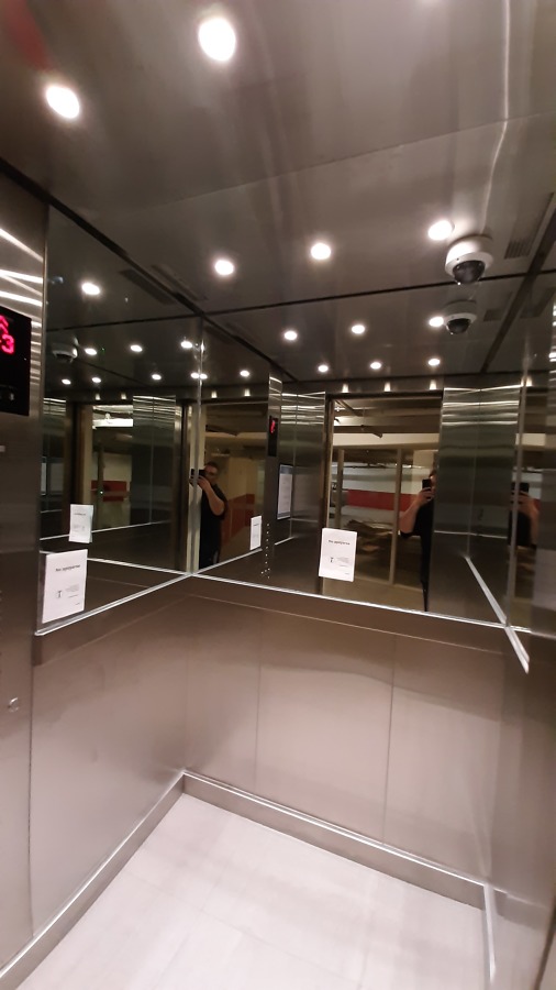 Instalación de espejos en ascensores del hotel Cumbres
