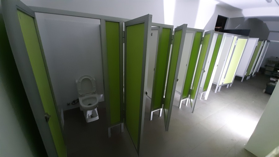 Instalación de tabiques de baños en colegio de Las Condes