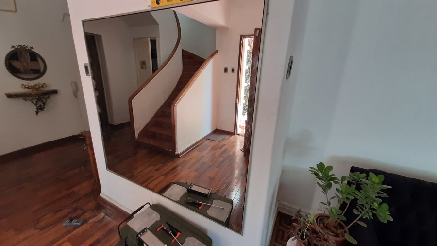 Instalación de espejo con marco en casa de Providencia