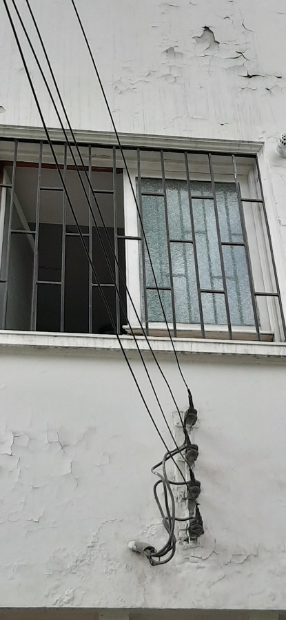 Provisión e instalación de vidrio en ventana de madera