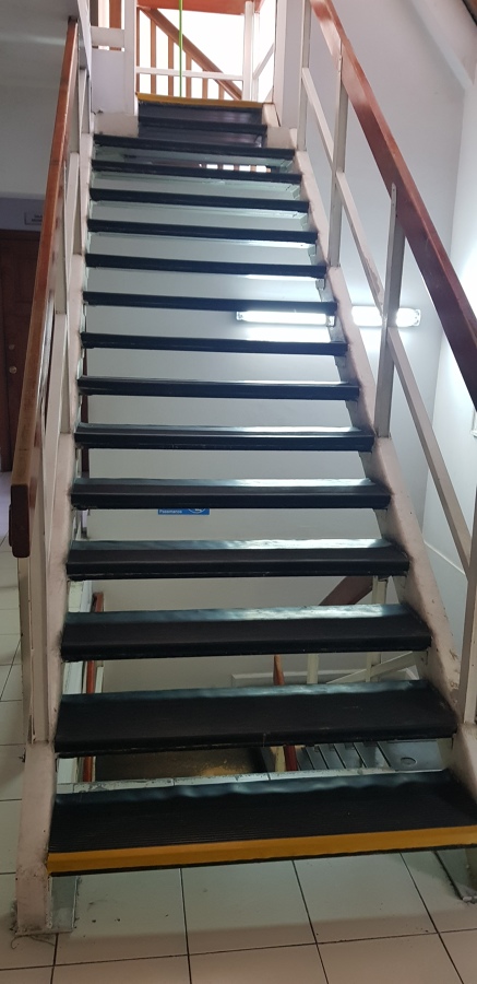 Instalación de gradas en escaleras de Preuniversitario