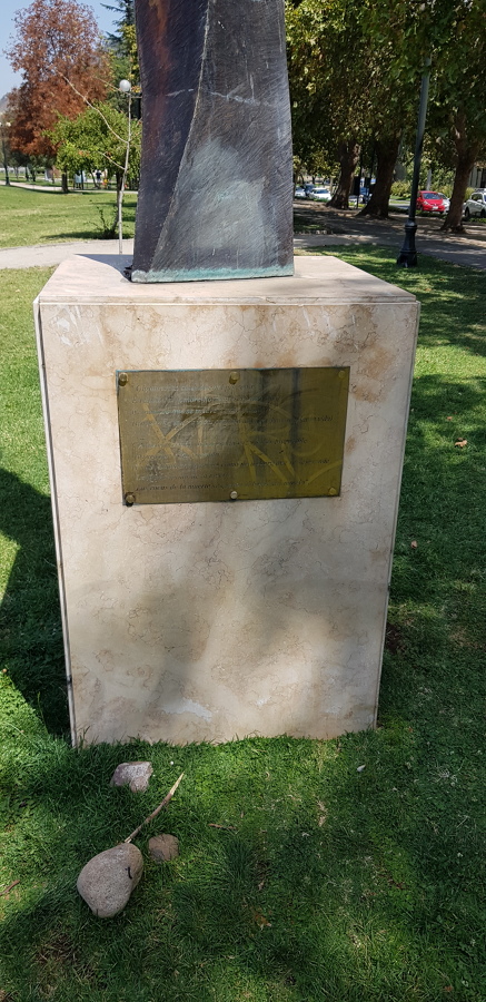 Instalación de placa en monumento