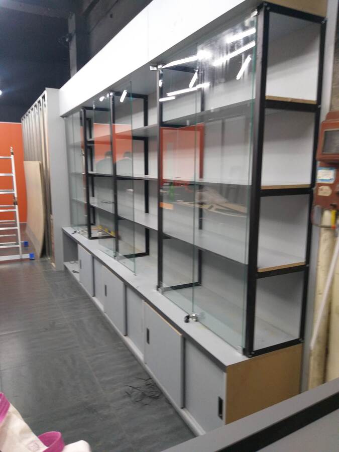 Muebles y Vitrinas  Ferreteria en Santiago Centro