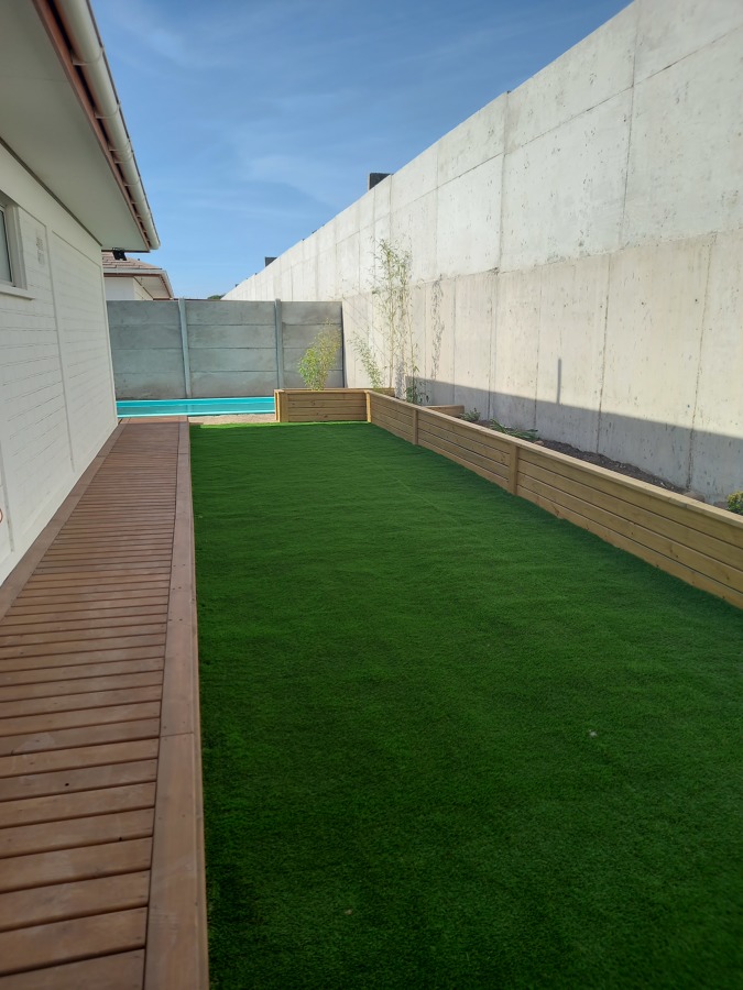 Pasto sintético y jardinera