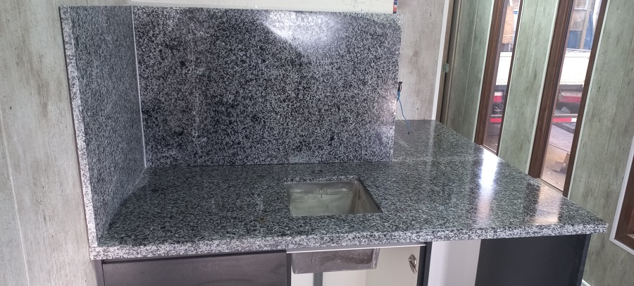 Cocina con piedra mara gris