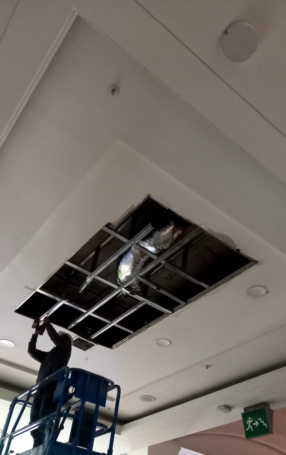 El antes de la reparación de cielo en centro comercial