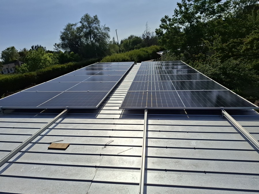 Instalación fotovoltaica de 8 kW coplanar en contenedor