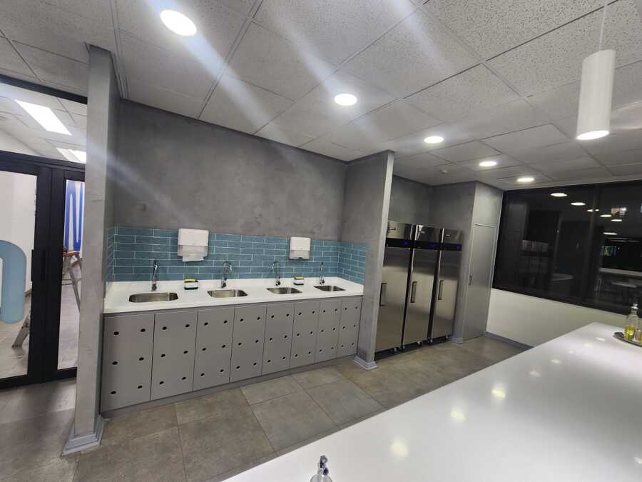 Comedor de oficinas terminado con zona de lavaplatos