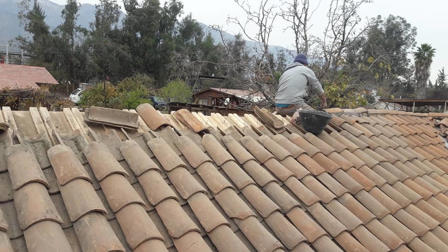 Reparacion de techo con teja colonial.