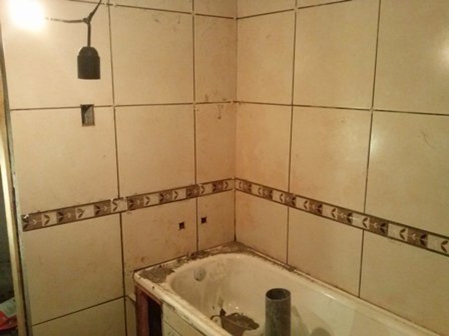 ceramica baño con guarda decorativa
