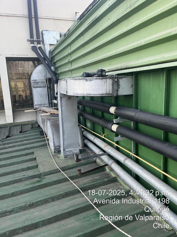 Redes HVAC exteriores sobre cubierta metálica con aislación profesional