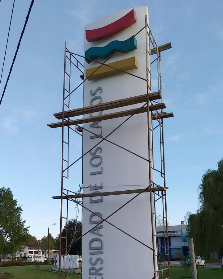 PINTURA Y MANTENCIÓN TOTEM CORPORATIVO