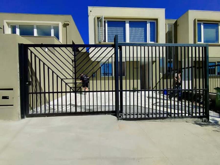 REJA + PORTON DE CORREDERA