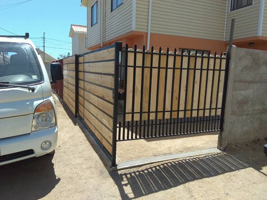 reja con portón corredizo fierro con madera