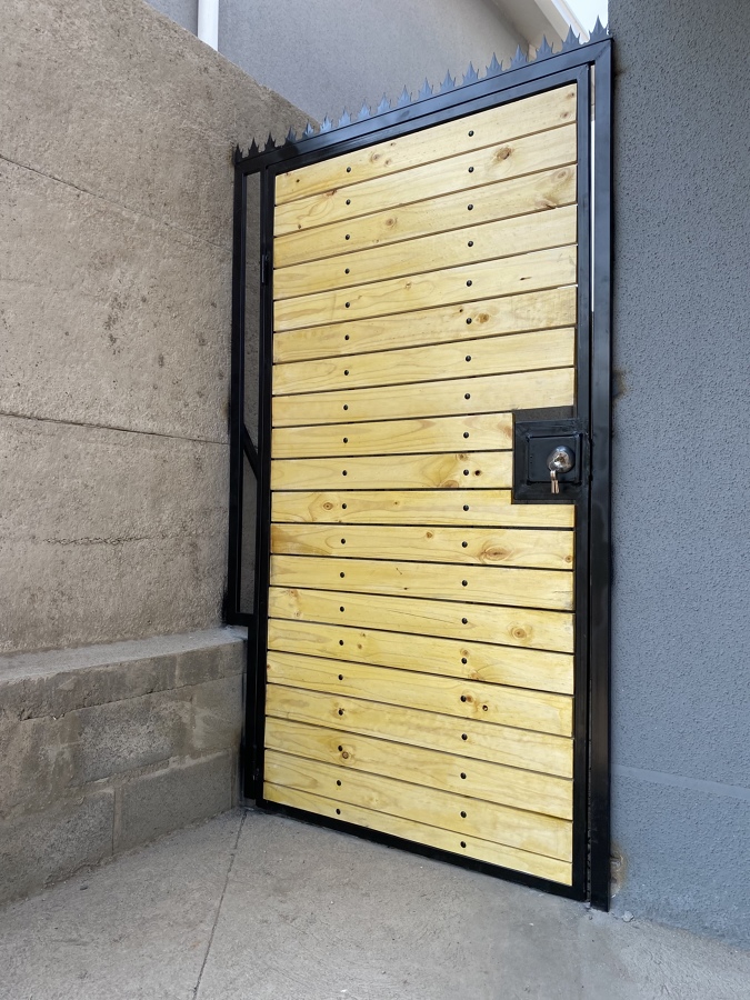 Puerta lateral madera