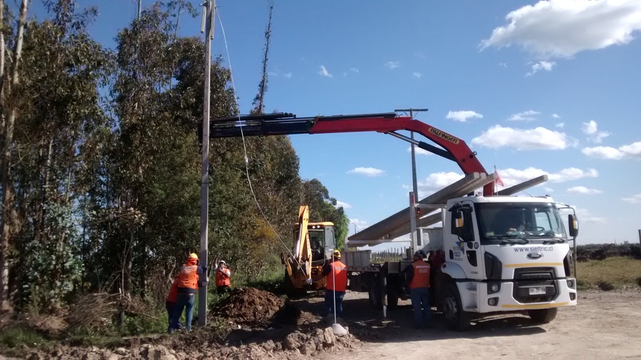 Construcción línea eléctrica de media Tensión. Curicó