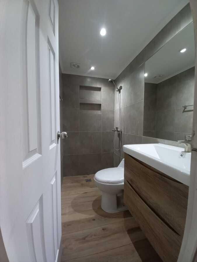 Transformación Moderna: Renovación Integral de Baño con Acabados de Vanguardia