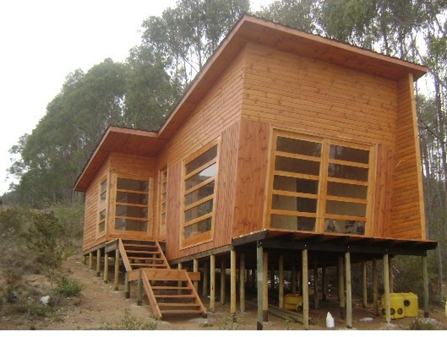 Casa terminada, revestida en madera con barniz vitrificado para madera