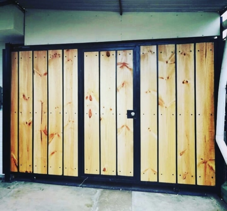 Portón madera
