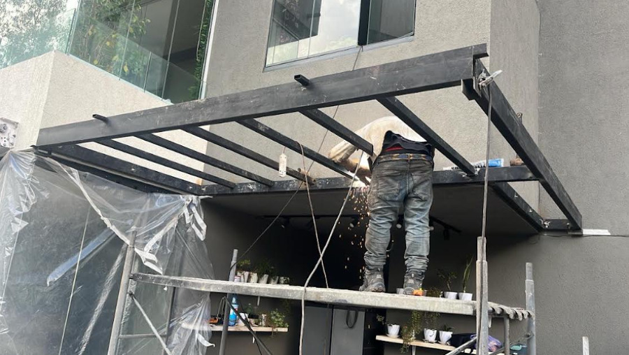 Fabricación y montaje de estructura metálica.