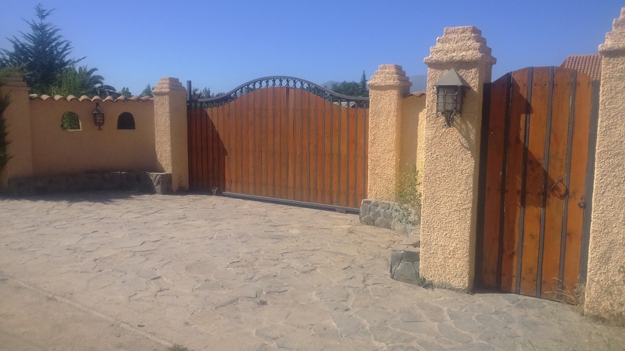 Portón y acceso parcela