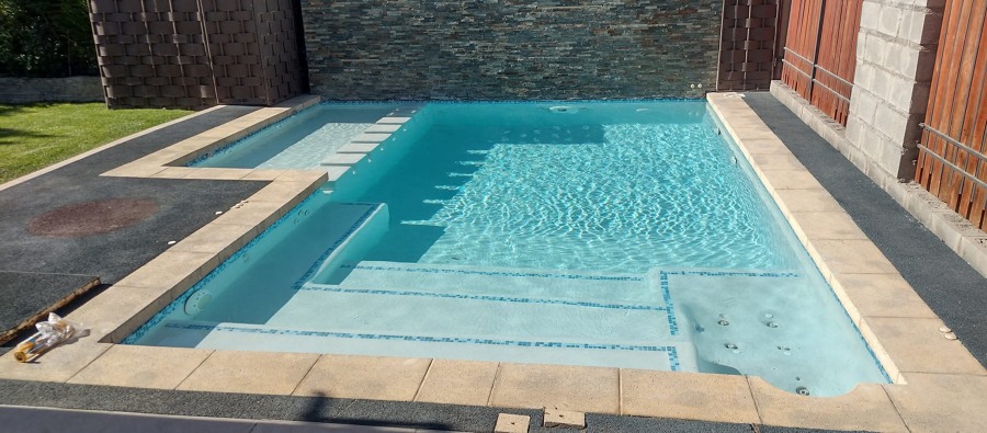 Piscinas + jacuzzi + descanso
