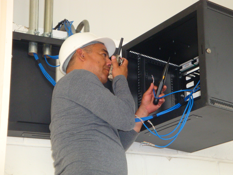 Conectorizacion de Gabinete 6u en zona industrial de planta