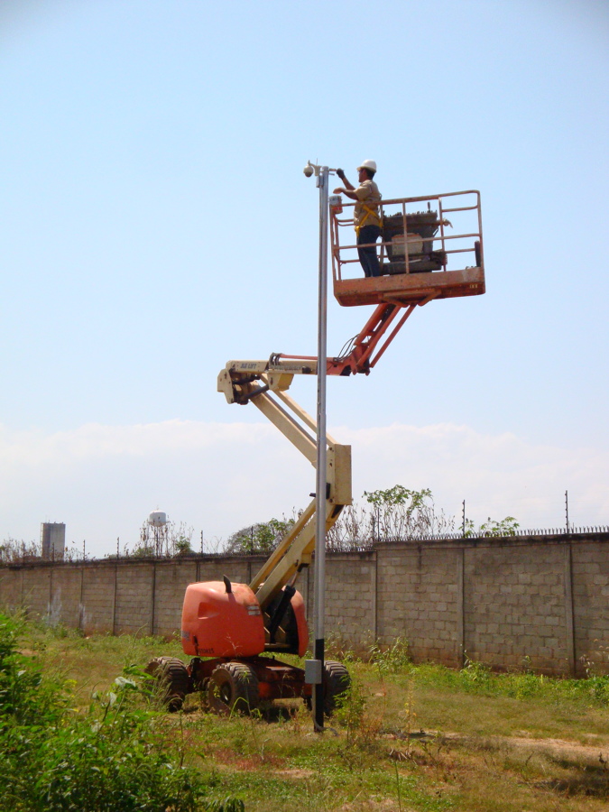 Instalacion de Camara HD PTZ en Poste de Vigilancia