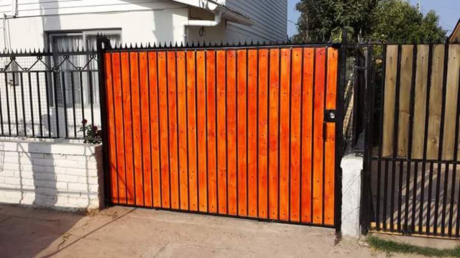 porton corredera con tablas verticales