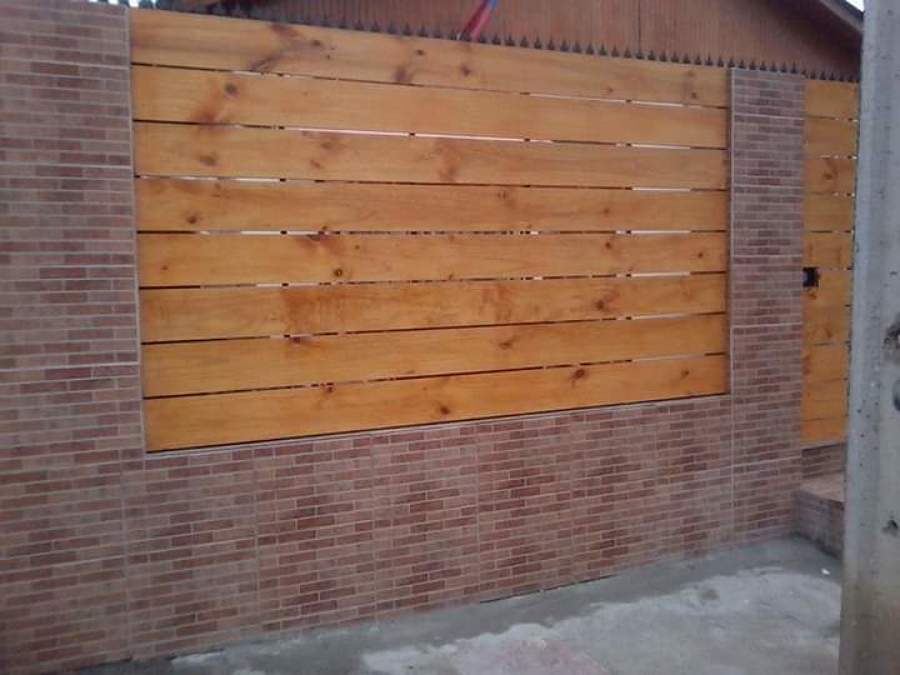 Instalación de Maderas en rejas y revestimiento de muro