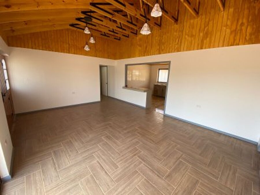 piso cerámico living .viga a la vista madera