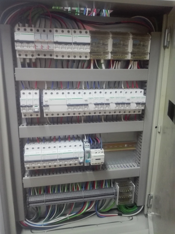 Parte interior del tablero de iluminación, enchufes y clima