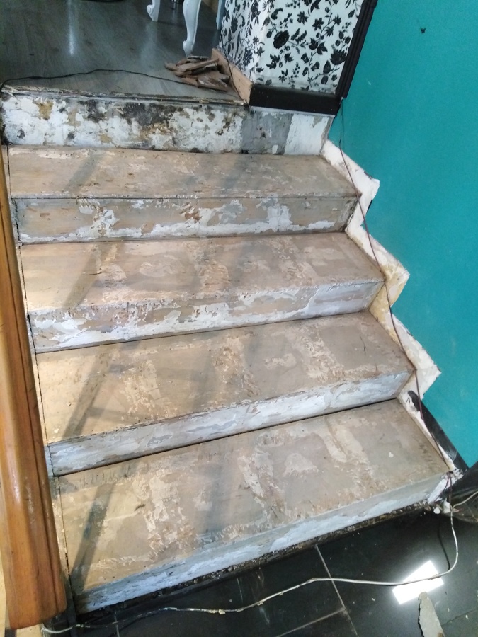 Instalación piso flatante escalera