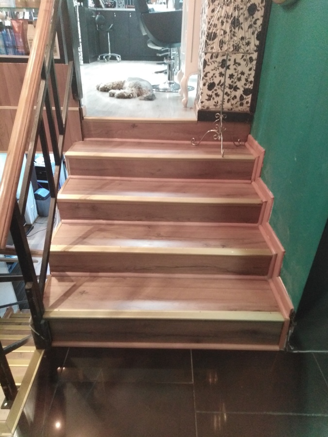 Instalación piso flatante escalera