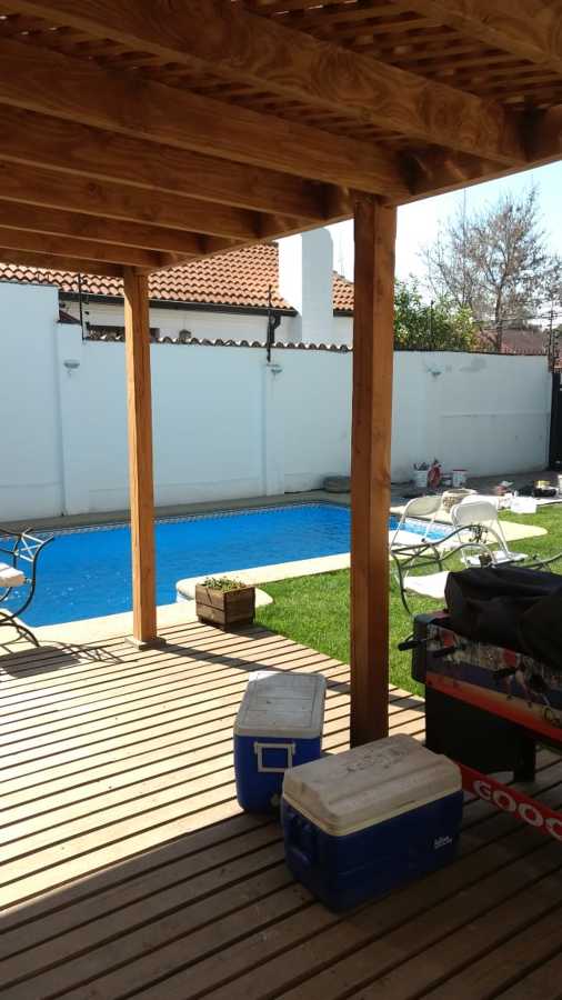 Piscina, quincho, jardín y deck