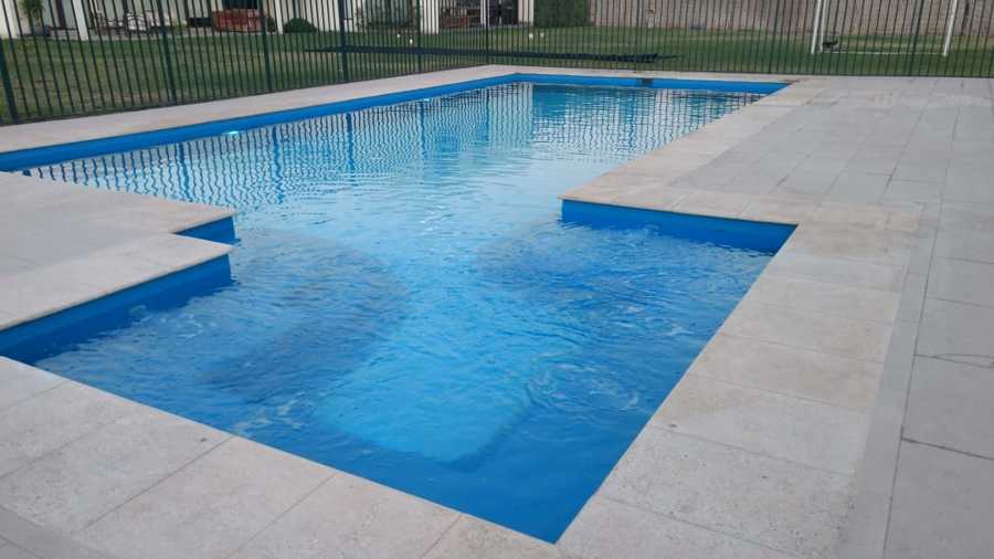 Piscina con asientos e hidromasajes