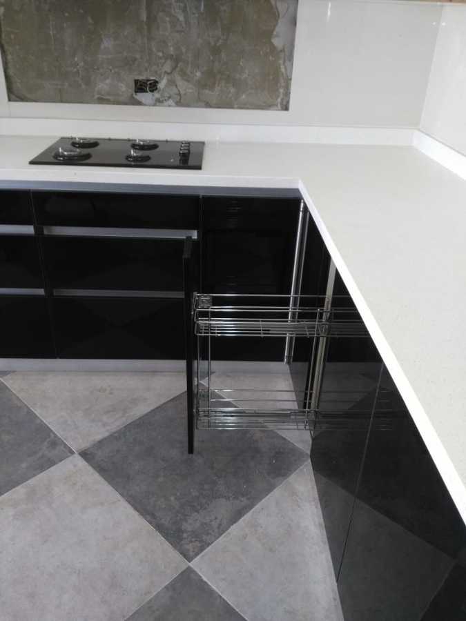 Cuarzo blanco y mueble negro ultra brillo