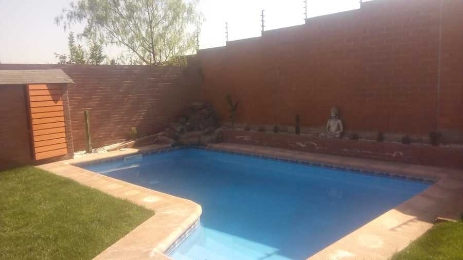 Piscina con cascada