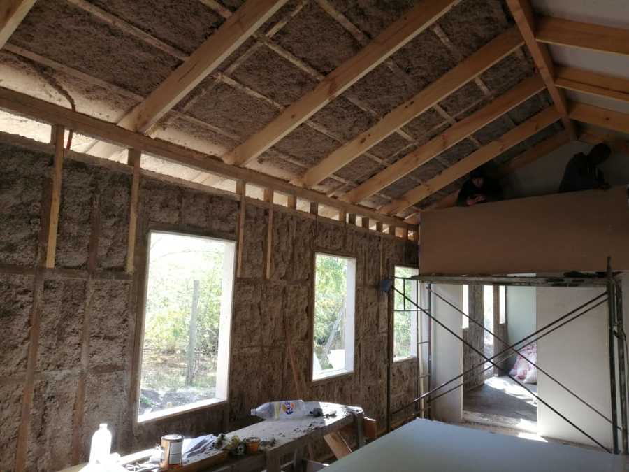 Aislación mediante celulosa proyectada vivienda en Yumbel